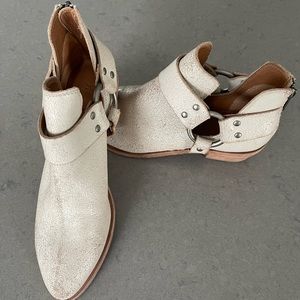 Frye Bootie Ray Harness in distressed leather cream color size 7.5